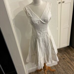 Elegant White Sleeveless Dress